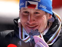 Lukáš Bauer se stříbrnou medailí za druhé místo v běhu na 15 kilometrů klasicky.