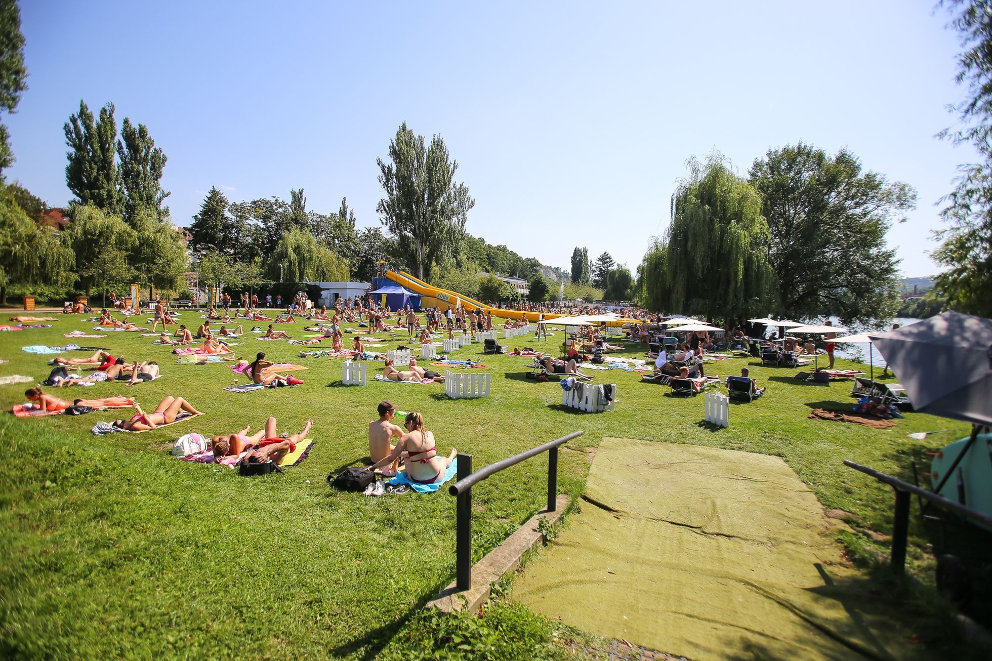 Vedro v Praze; teplo, slunce, voda, léto, turisté, koupání, osvěžení, žár, Žluté lázně, Staroměstské náměstí