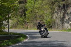 Video: Řídili jsme nový Harley-Davidson Fat Bob. Dokonale žehlí české silnice