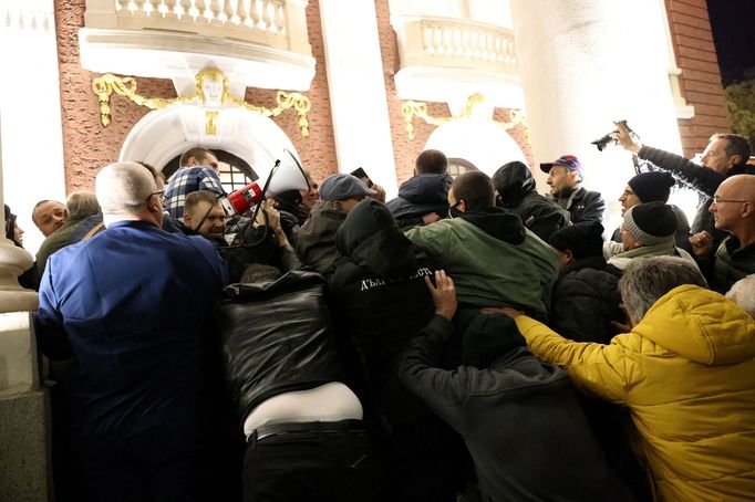 Čtvrteční protest před premiérou hry režírované Johnem Malkovichem v bulharském Národním divadle.