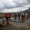 Záchranáři vzdávají hold oběti zemětřesení a následné tsunami v japonském městě Rikuzentakat, v prefektuře Iwate.