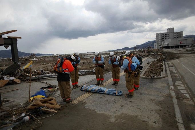 Záchranáři vzdávají hold oběti zemětřesení a následné tsunami v japonském městě Rikuzentakat, v prefektuře Iwate.