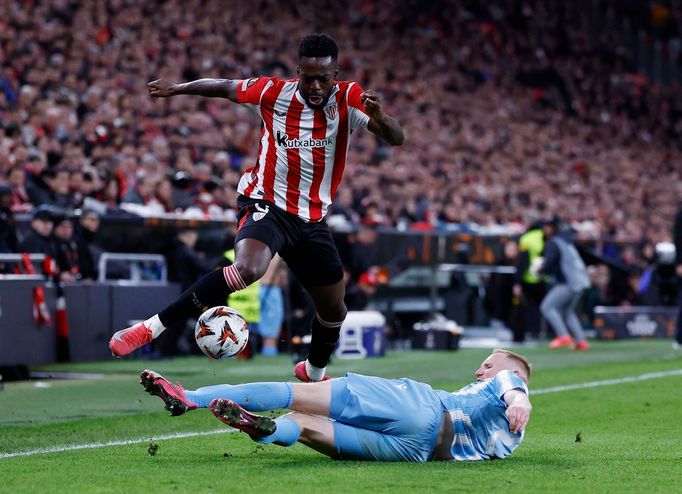 Václav Jemelka se snaží skluzem zastavit Iňakiho Williamse z Bilbaa