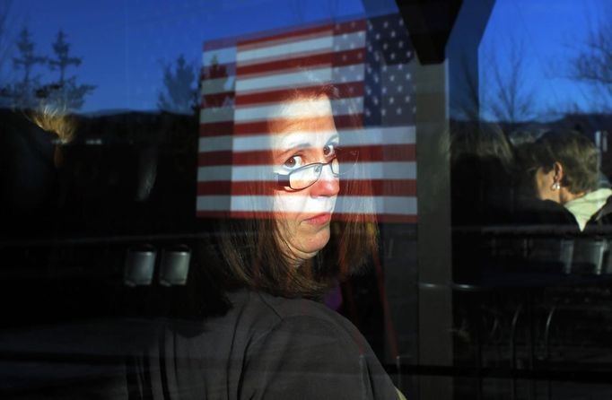 RNPS IMAGES OF THE YEAR 2012 - An audience member looks out a window while waiting for Republican presidential candidate and former Massachusetts Governor Mitt Romney at a campaign rally in Reno, Nevada February 2, 2012. REUTERS/Brian Snyder (UNITED STATES - Tags: POLITICS ELECTIONS USA PRESIDENTIAL ELECTION TPX IMAGES OF THE DAY) Published: Pro. 5, 2012, 11:17 odp.