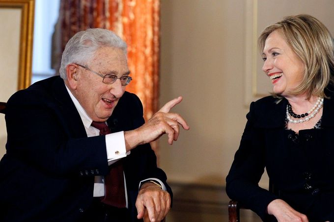 Henry Kissinger s Hillary Clintonovu na ministerstvu zahraničí ve Washingtonu v roce 2011.