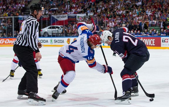 Pražské semifinále MS 2015. Dylan Larkin na buly proti Viktoru Tichonovovi.