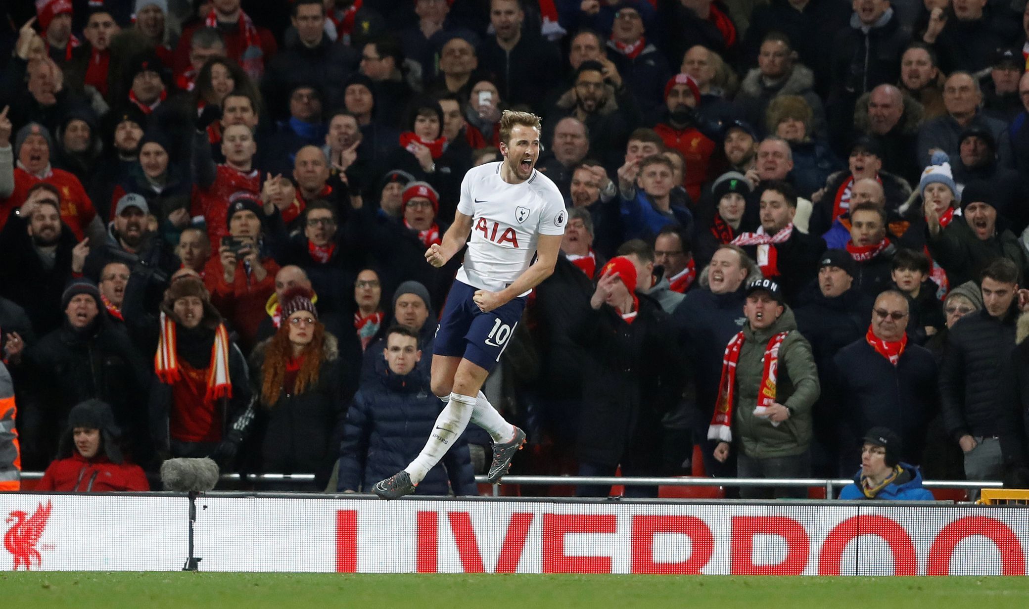 Harry Kane z Tottenhamu slaví gól, kterým v páté minutě nastavení vyrovnal v utkání s Liverpoolem na 2:2