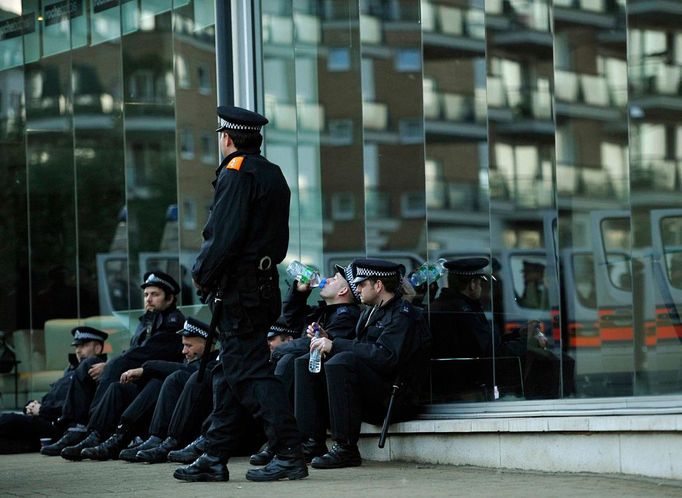 Policisté odpočívají v londýnské čtvrti Wandsworth na jihu města.