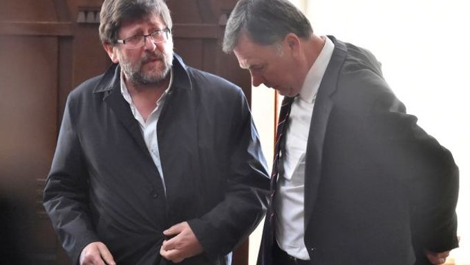 Sexuolog Petr Weiss (vlevo) u pelhřimovského soudu. Snímek je z počátku října, na vyhlášení rozsudku Weiss nepřišel.