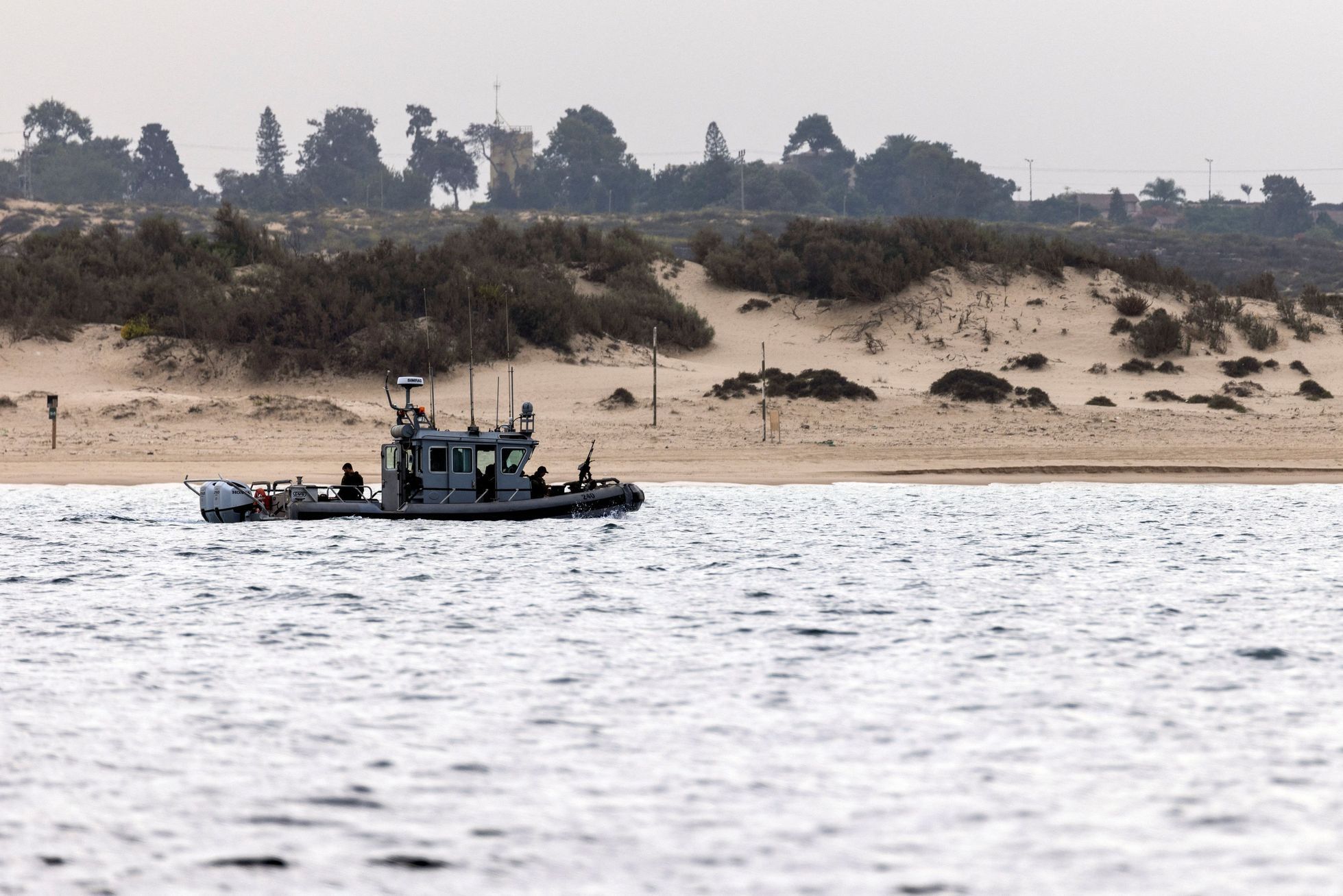 Izraelské plavidlo hlídkuje u pláže, přes kterou se 7.října část teroristů z Hamásu dostala do Izraele,