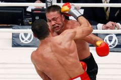 Video: Boxeru Pulevovi hrozí žaloba za to, že políbil reportérku