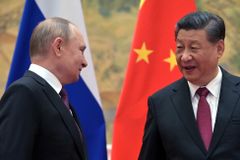 Obejmutí ruského medvěda s čínským drakem. Putin a Si odmítli rozšiřování NATO