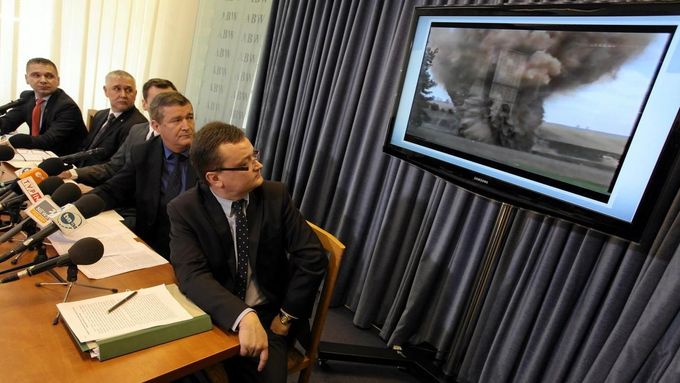 Polská kontrarozvědka ukazuje novinářům video, které natočil při pokusném výbuchu Kwiecień.