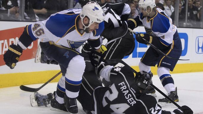 Roman Polák a Kery Fraser bojují o puk ve třetím utkání Stanley Cupu Kings - Blues.