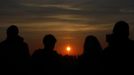 People look at the planet Venus transiting across the sun during sunrise in Vienna, June 6, 2012. Venus made a slow transit across the face of the sun on Wednesday, the last such passing that will be visible from Earth for 105 years. REUTERS/Lisi Niesner (AUSTRIA - Tags: ENVIRONMENT SCIENCE TECHNOLOGY) Published: Čer. 6, 2012, 4:51 dop.