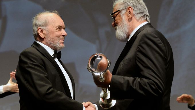 Kameraman Vladimír Smutný na slavnostním ceremoniálu převzal cenu prezidenta Mezinárodního filmového festivalu v Karlových Varech Jiřího Bartošky.