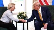 Po golfu přišel čas na byznys. Obchodní dohoda mezi USA a Evropskou unií byla oznámena po soukromých jednáních mezi Trumpem a Ursulou von der Leyenovou na jeho golfovém hřišti Turnberry v South Ayrshire. Součástí dohody bude uvalení cla ve výši 15 procent na dovoz zboží z EU do USA a další platby z EU do rozpočtu Spojených států.