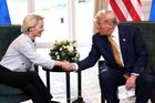 Po golfu přišel čas na byznys. Obchodní dohoda mezi USA a Evropskou unií byla oznámena po soukromých jednáních mezi Trumpem a Ursulou von der Leyenovou na jeho golfovém hřišti Turnberry v South Ayrshire. Součástí dohody bude uvalení cla ve výši 15 procent na dovoz zboží z EU do USA a další platby z EU do rozpočtu Spojených států.
