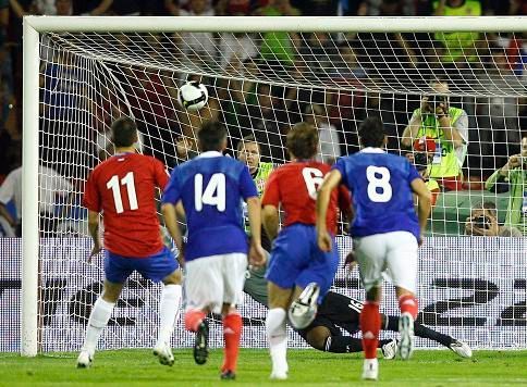 Nenad Milijas ze Srbska dává gól Francii