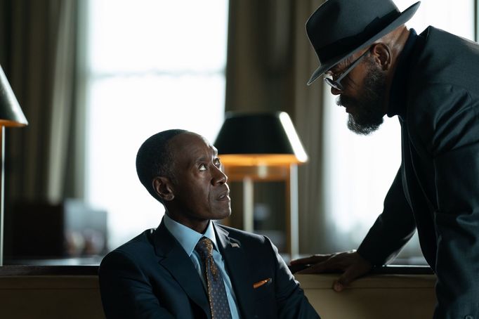 Don Cheadle v roli Jamese Rhodese a Samuel L. Jackson jako Nick Fury.