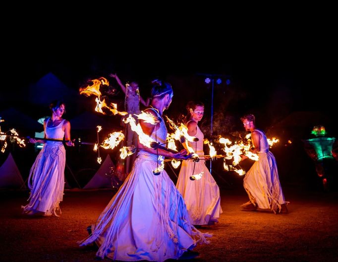 Pouliční tanečně-akrobatické představení souboru Blackout Paradox Stvoření je volně inspirované starořeckým mýtem o stvoření světa podle Roberta Gravese.