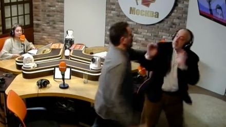 VIDEO: Ruští novináři se poprali kvůli Stalinovi v přímém přenosu