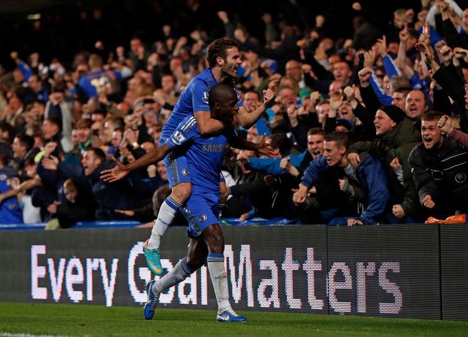 Fotbalisté Chelsea Ramires a Juan Mata slaví gól v utkání Premier League 2012/13 proti Manchesteru United.