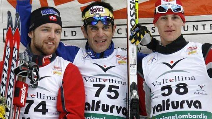 Stupně vítězů prologu finále SP v Bormiu. Druhý Nor Tord Asle Gjerdalen (vlevo), vítěz Piller Cottrer z Itálie (uprostřed) a české překvapení Martin Jakš, který skončil třetí.