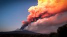 Soptící Etna vyfocená ze sicilské metropole Palermo.