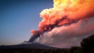 Soptící Etna vyfocená ze sicilského města Katánie.