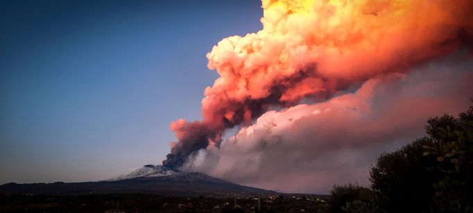 Soptící Etna vyfocená ze sicilské metropole Palermo.