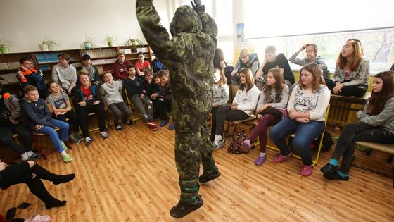 Foto: K obraně vlasti cvič! Branná výchova je zpět, děti se učí první pomoc i nosit plynovou masku