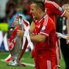 Fotbal, Liga mistrů, Bayern - Dortmund: Franck Ribéry s trofejí