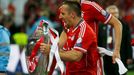 Fotbal, Liga mistrů, Bayern - Dortmund: Franck Ribéry s trofejí