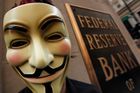 Anonymous zveřejnili, kolik milionů berou velcí bankéři
