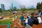 Indonéští muslimové se modlí na hrobech svých příbuzných v Jakartě.