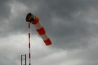 I přes nepříznivé počasí přišly stovky lidí na Memorial Air Show na letiště v Roudnici nad Labem.