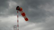 I přes nepříznivé počasí přišly stovky lidí na Memorial Air Show na letiště v Roudnici nad Labem.