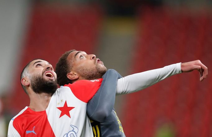 Aiham Ousou a Cyriel Desser v zápase EL Slavia - Feyenoord