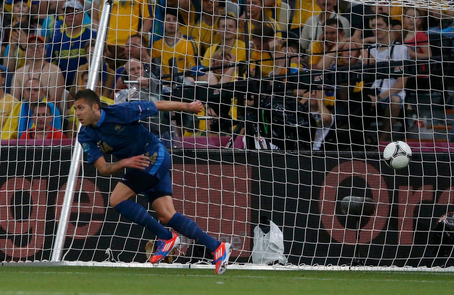 Francouzský fotbalista Jeremy Ménez slaví gól, který však nebyl uznán kvůli off-sidu během utkání s Ukrajinou na Euru 2012