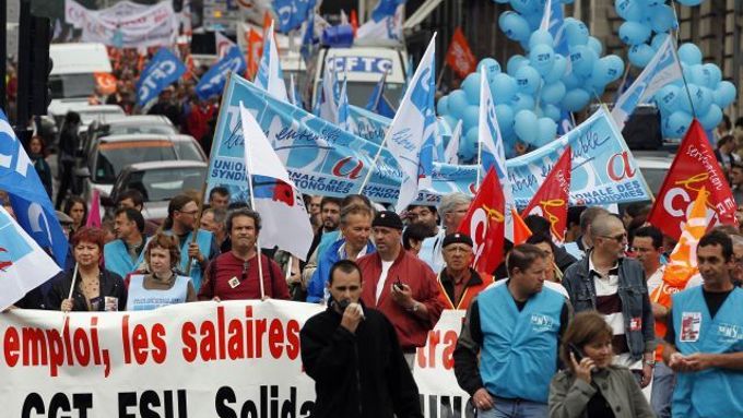 Francouzi vyšli do ulic, demonstrovat za důchod v šedesáti