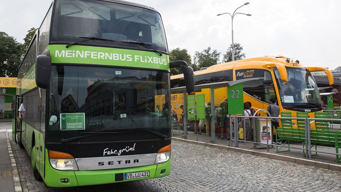 Souboj mezi zelenými a žlutými autobusy začíná.