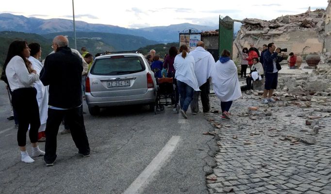 Následky zemětřesení ve středoitalském městečku Amatrice.