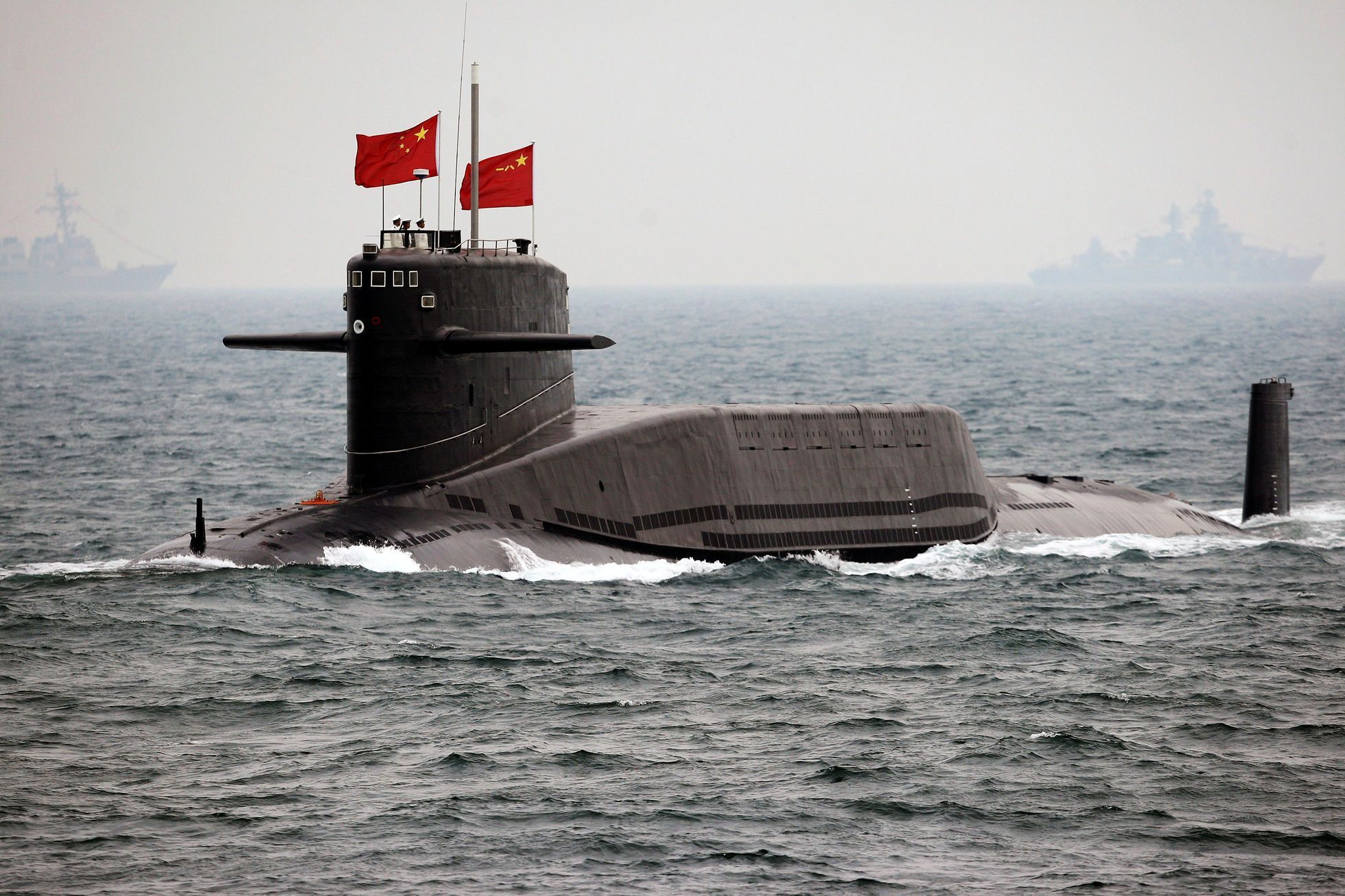 Čínská jaderná ponorka na vojenské přehlídce.