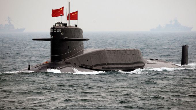 Čínská jaderná ponorka na vojenské přehlídce.