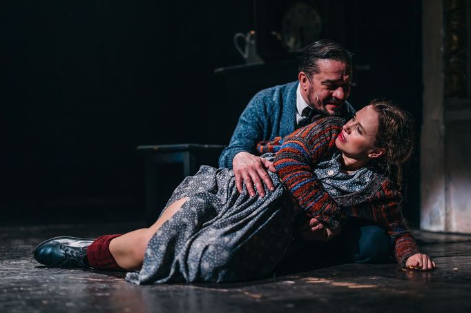 Zuzana Vejvodová a Kryštof Rímský v inscenaci Hana.