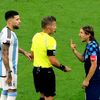 Nicolas Otamendi, rozhodčí Daniele Orsato a Luka Modrič v semifinále MS 2022 Argentina - Chorvatsko