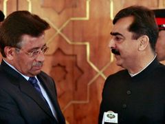 Mušaraf (vlevo) gratuluje Gilánímu při převzetí premiérského úřadu.