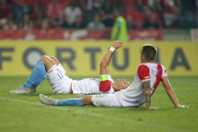 5. kolo fotbalové FORTUNA:LIGY, Slavia - Jablonec: smutní Milan Škoda (s páskou) a Jan Sýkora