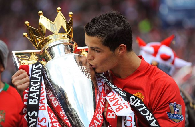 Cristiano Ronaldo s trofejí pro vítěze Premier League (2009)